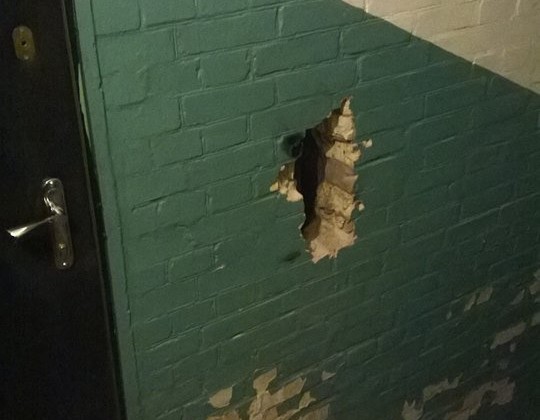 Коммунальный курьез: работники пробили дыру из подъезда в ванну киевлянки