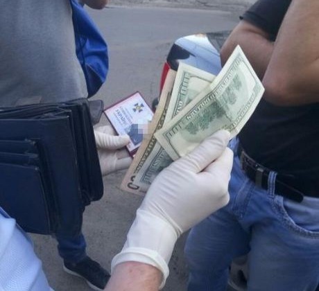 Еще одного сотрудника СБУ поймали на взятке