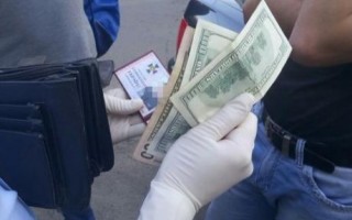 Еще одного сотрудника СБУ поймали на взятке