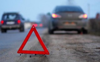 Страшное ДТП в Киеве: Lanos на скорости протаранил грузовик, есть погибшие (фото)