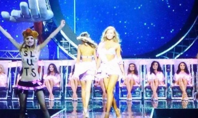 Активистка «Femen» в обнаженном виде шокировала Дворец "Украина"