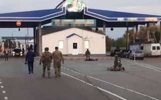Задержаны таможенники, за взятку пропустившие сотни авто на еврономерах