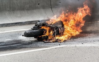 В Харьковской области воспламенился мотоциклист
