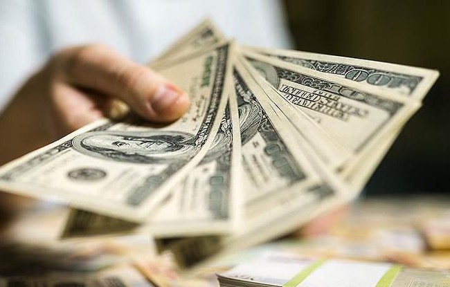 Курс долара може злетіти вже цієї осені