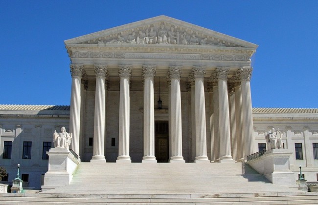 Верховний суд США дозволив президенту блокувати в'їзд біженців в країну