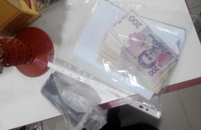 Поліцейський в Маріуполі за хабар обіцяв «допомогти» чоловікові, який перебував на обліку в наркодиспансері