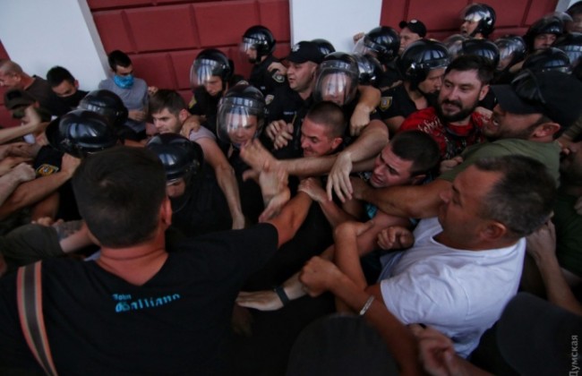 Беспорядки в Одессе: опубликовано видео штурма горсовета и стычек с полицией