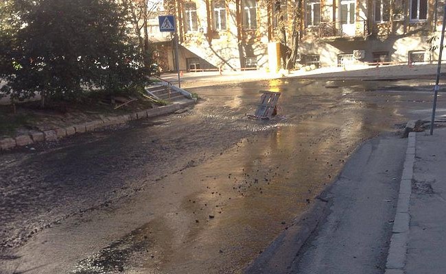 В Киеве две улицы ушли под воду