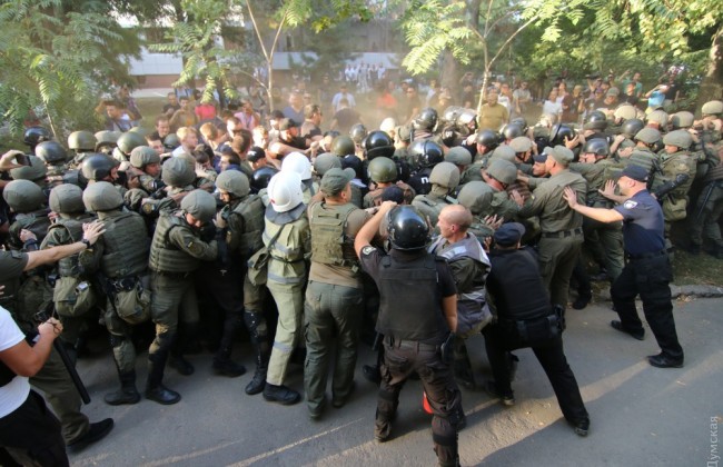 Дело 2 мая: полиция применила газ против активистов штурмовавших суд