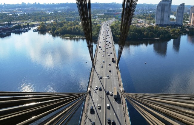 На одном из мостов Киева ограничено движение транспорта