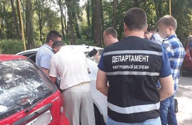 Коррупция в полиции: опубликованы фото задержания вымогателей в погонах