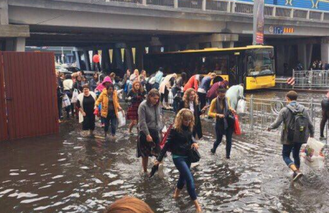 В Киеве часть улиц оказались под водой (фото, видео)