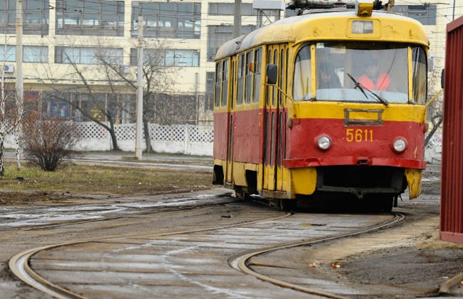 Киевский трамвай насмерть сбил женщину с ребенком