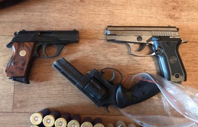 В Киеве задержали группу торговцев оружием (фото)