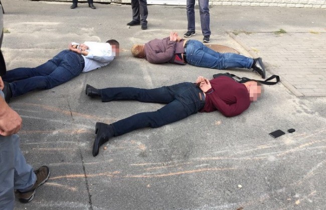 На взятке пойманы трое госслужащих (фото)