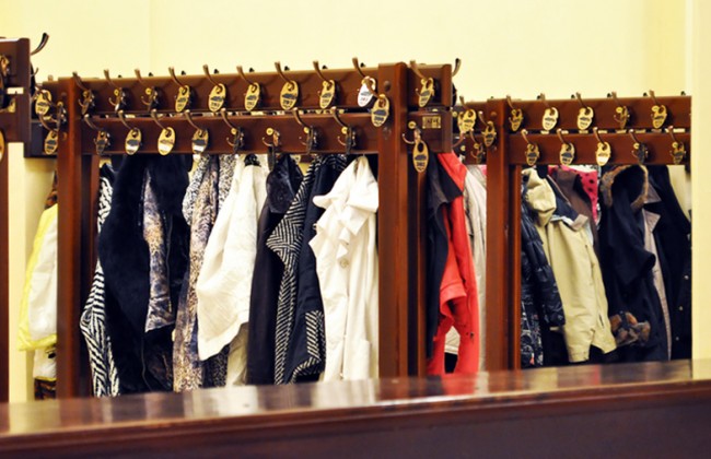 Пропажа вещей из гардероба: кто ответит