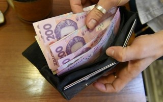 Средняя зарплата украинцев сократилась: названа цифра