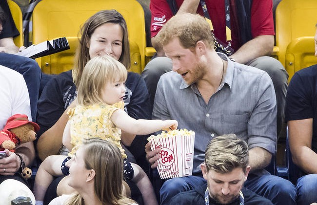 Принца Гарри на «Играх непокоренных» обворовал ребенок (видео)