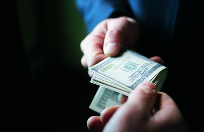 Луцкого правоохранителя пытались подкупить