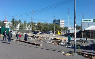 Возле столичного метро массово сносят МАФы (фото)