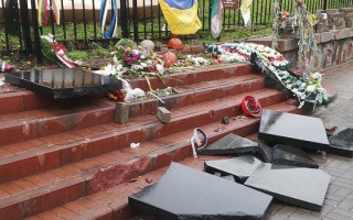 В Киеве вандал разбил памятники героям Небесной сотни (фото)