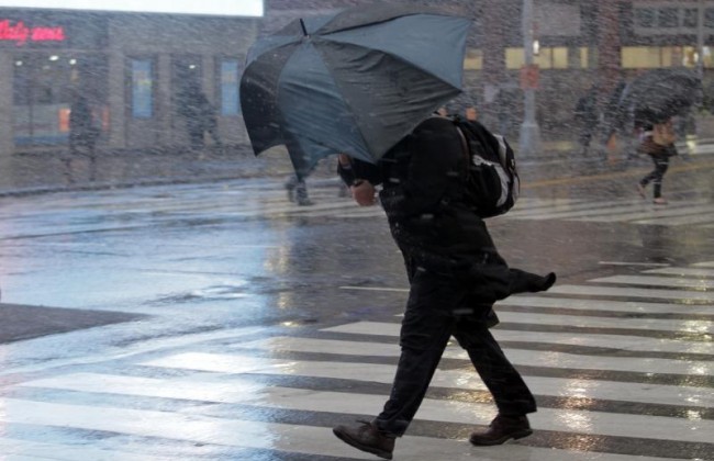 Шквальный ветер и небывалый дождь: украинцев предупредили о буре