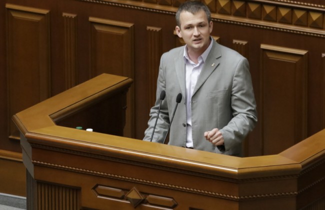 Народный депутат сознался, что бросил дымовую шашку в Раде