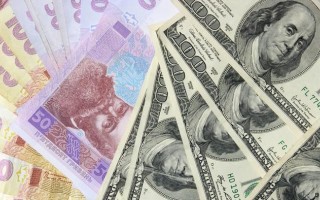 Украинцы активно несут доллары в банки