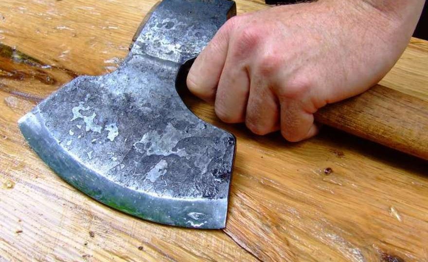 В Чернигове мужчина напал на прокурора с топором