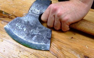 В Чернигове мужчина напал на прокурора с топором