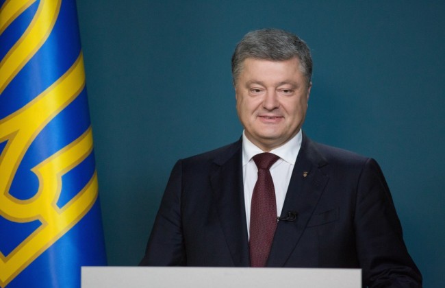 Порошенко пообещал праздничные премии участникам АТО