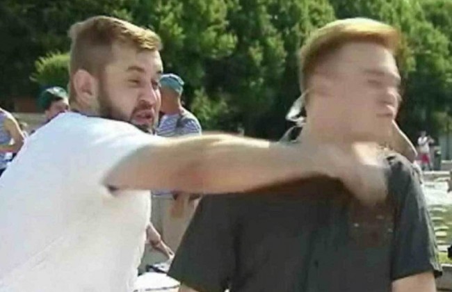 Автомобиль журналиста забросали  кирпичами под Киевом (фото)