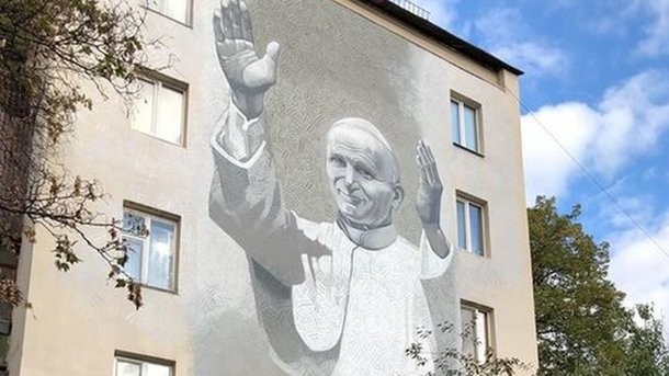 В Киеве разрисовали мурал Папы Римского