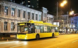 Два общественных транспорта меняют движение