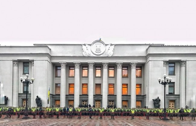 Под Радой собралось много полицейских и митингующих (видео)