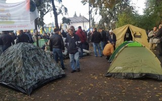 Под Радой протестующие устанавливают палатки (фото)