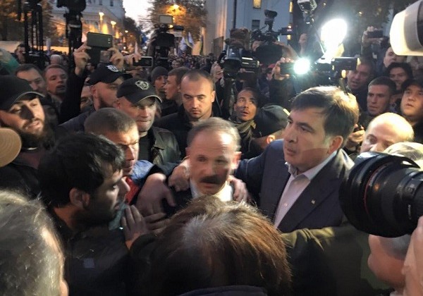 Депутат Барна попал в объятья толпы под стенами Рады (видео)