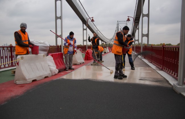 В КГГА рассказали, когда закончится ремонт Паркового пешеходного моста