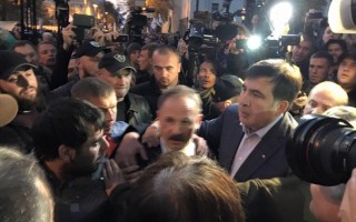 Депутат Барна попал в объятья толпы под стенами Рады (видео)
