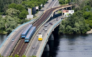 В Киеве ограничат движение транспорта через мост