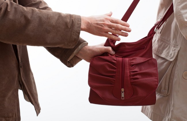 Кража сумки в супермаркете: что делать