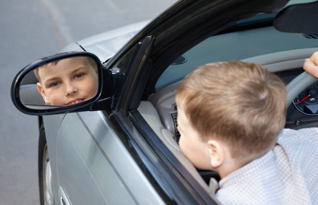 Патрульные остановили ребенка за рулем джипа (фото)