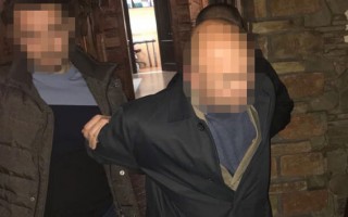 Двух чиновников ГФС арестовали на получении крупной взятки
