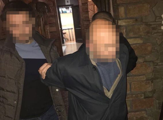 Двух чиновников ГФС арестовали на получении крупной взятки