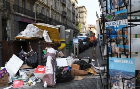 Горы мусора: в Марселе завершилась забастовка коммунальщиков