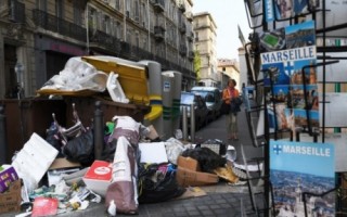Горы мусора: в Марселе завершилась забастовка коммунальщиков