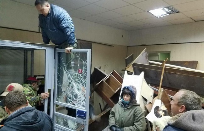 Хаос высшего порядка: соцсети осудили погромы во время суда над Коханивским