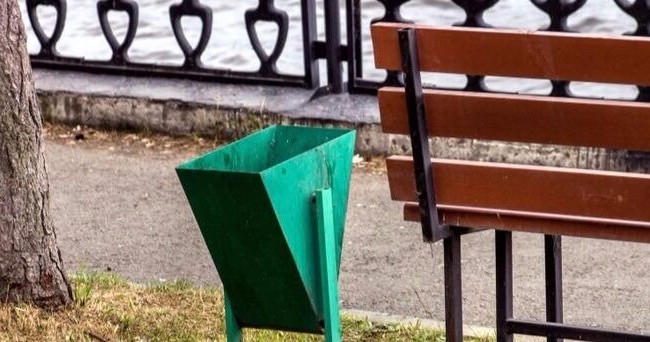 Украинцев хотят наказывать за брошенный мимо урны мусор