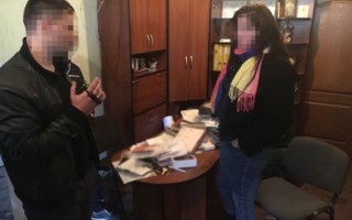 На крупной взятке попался бизнесмен и бывших милиционер (фото)