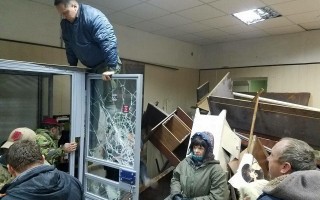 Хаос высшего порядка: соцсети осудили погромы во время суда над Коханивским